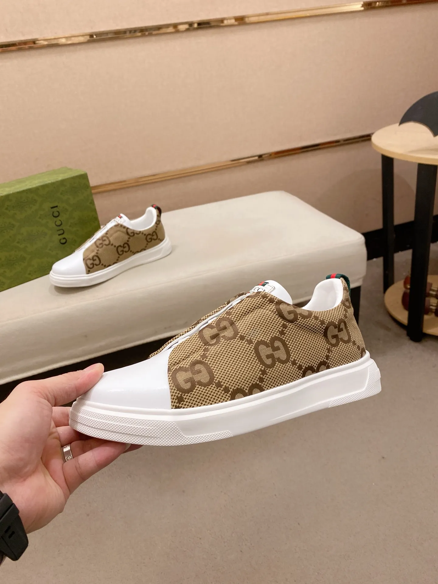 Ex-factory price 400💰【Gucci】Gucci men’s latest series of casual shoes! The official website is built 1:1. The upper is made of imported high-quality cowhide, and the lining is made of high-quality sheepskin, which is soft and comfortable. Picky selection of materials and exquisite workmanship give you the best enjoyment. Number of yards: 38-44 yards.